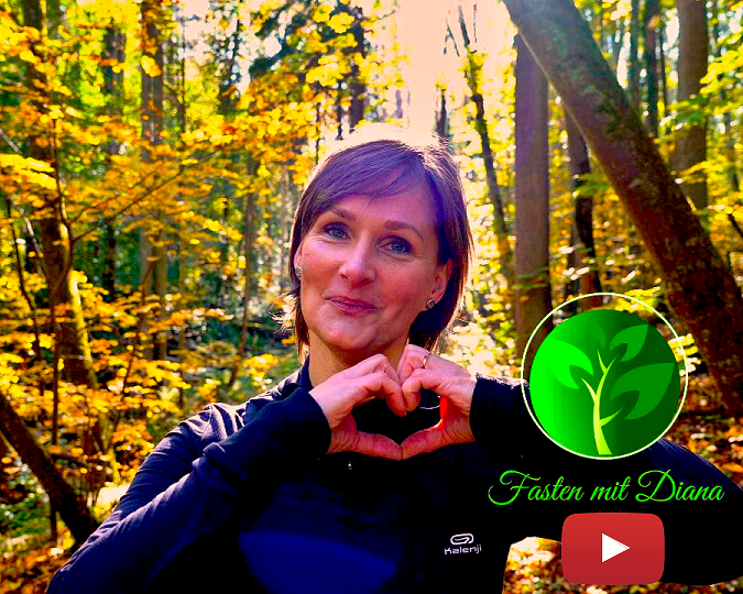 fasten-mit-diana/diana-baumgartl-klemm-mit-logo Frau macht ein Herz mit den Händen vor einer herbstlichen Waldlandschaft.